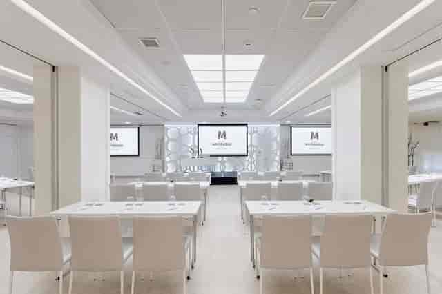 Conference room at Hotel Mayorazgo, Callao: versatile modular workspace for corporate training.