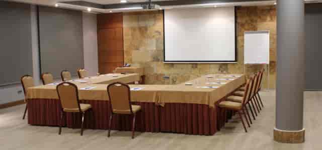 La Palmera U-shape meeting room with AV setup for corporate workshops and boardroom events.