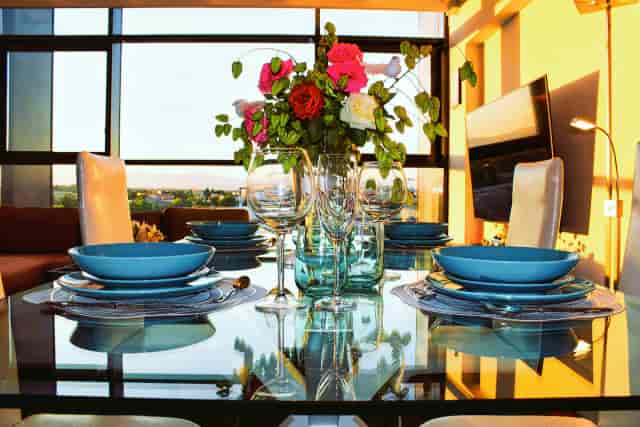 VIP dinner setup in Hotel Villamadrid with glass table and natural light for executive events.