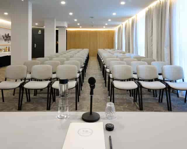 Theater-style Sala Toledo meeting room with podium for corporate presentations or seminars.