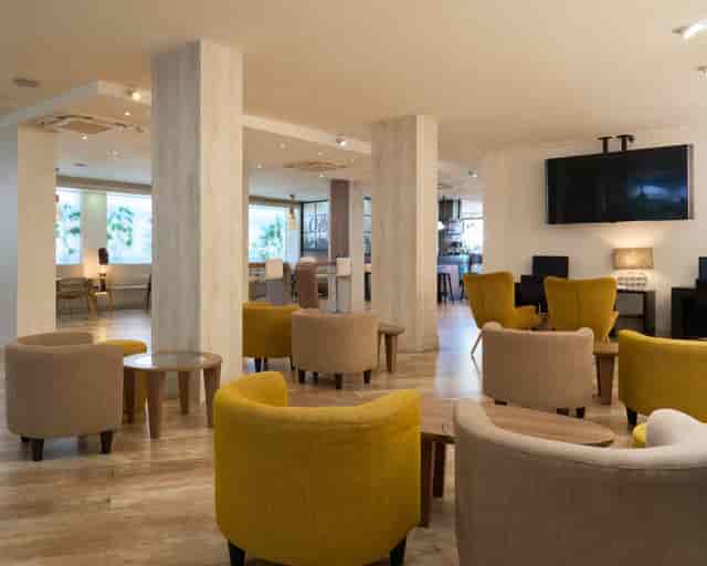 Sala 115 lounge with flexible seating for corporate networking and breakout meeting events.