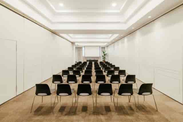 Theater-style meeting room at Rafaelhoteles Atocha for corporate presentations and conferences.