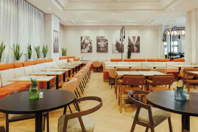 Neptuno Room at Rafaelhoteles Atocha: Contemporary space with modular tables for business events.