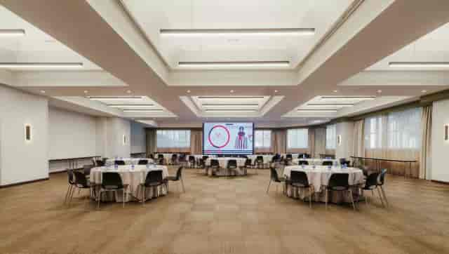 Rafaelhoteles Atocha banquet-style ballroom with modern AV for intimate corporate events.