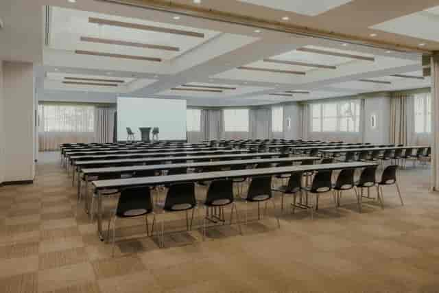 Classroom-style Plaza Oriente meeting room at Rafaelhoteles Atocha for business events and seminars.