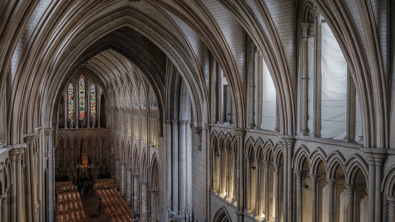 Southwark Cathedral Nave interior with stained glass, perfect for weddings and events.