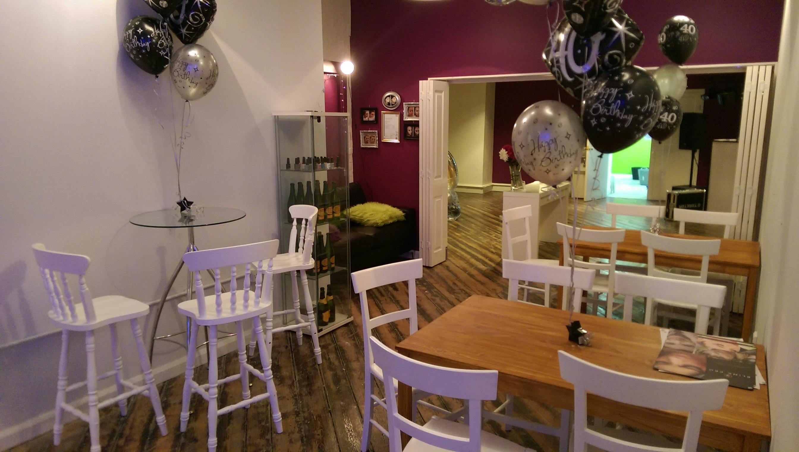 Cozy event space with purple wall, perfect for intimate parties and meetings.