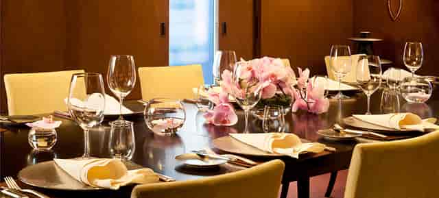 Elegant dining table with floral centerpiece for corporate dinner at 45 Park Lane.