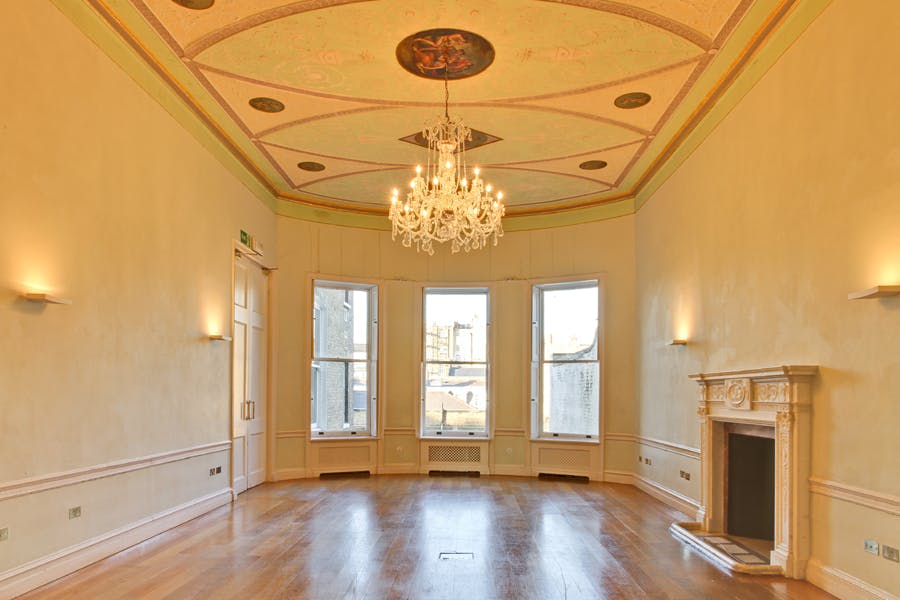 Elegant meeting room with chandelier, ideal for professional gatherings and events.