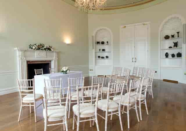 Elegant meeting space with chiavari chairs, ideal for workshops and private events.