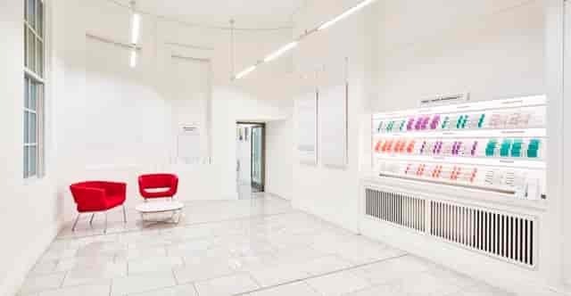Modern exhibition area with red chairs, perfect for meetings and networking events.