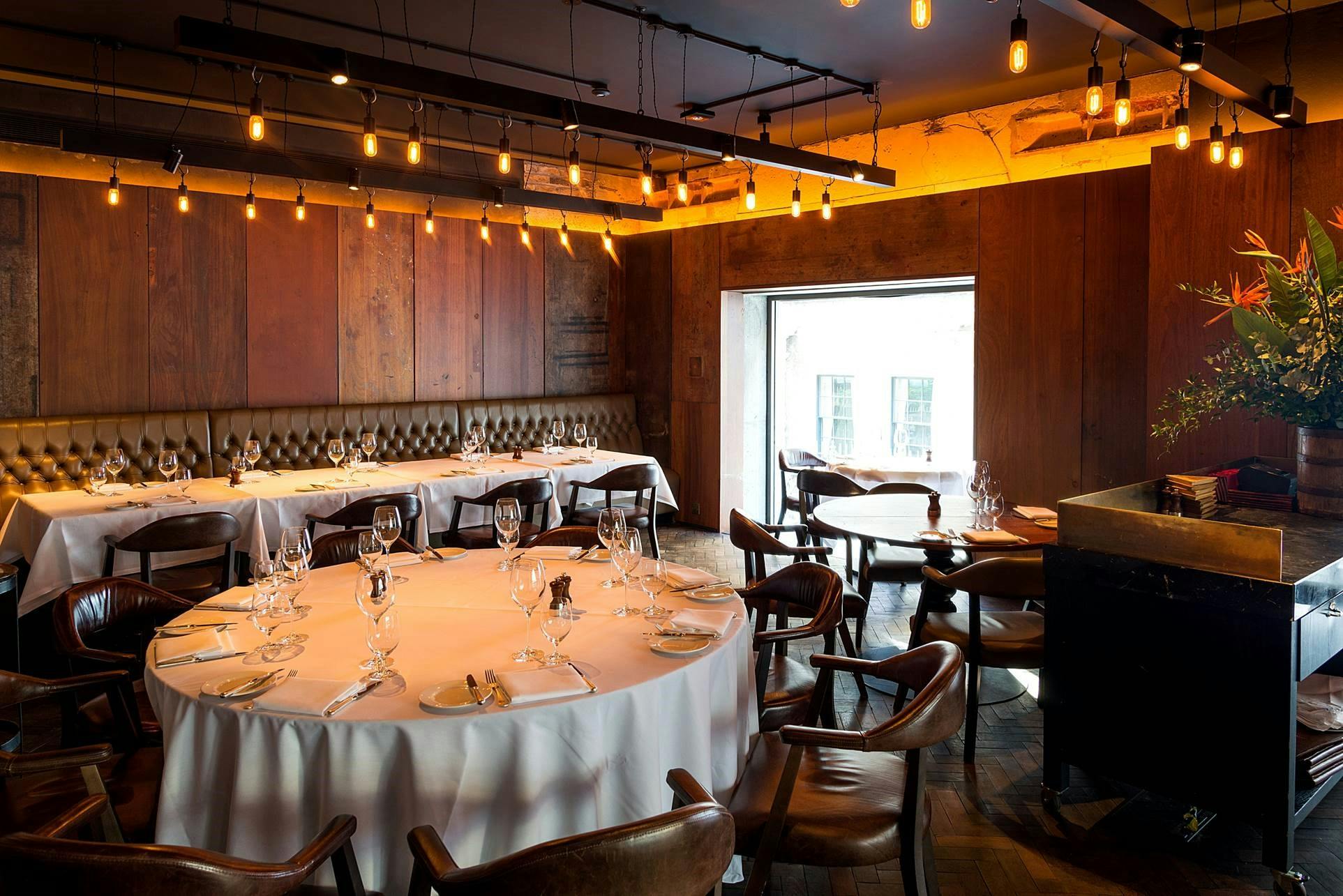 Elegant dining room with round table, ideal for intimate gatherings and corporate dinners.