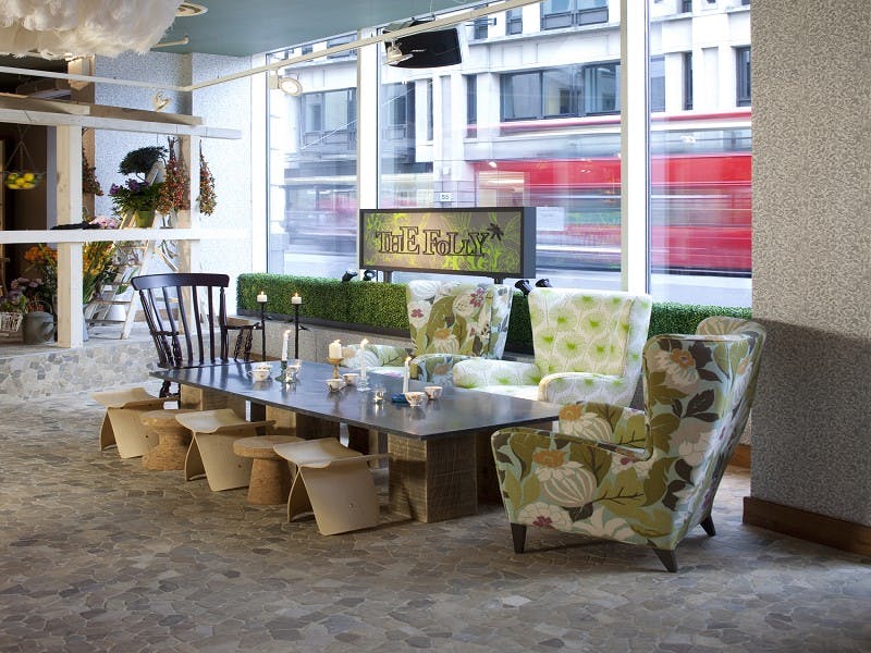 Stylish private meeting room with large table, ideal for gatherings and brainstorming sessions.
