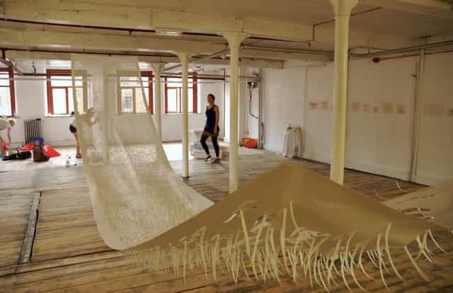 Versatile event space at Kraak Gallery with artistic installations for creative workshops.