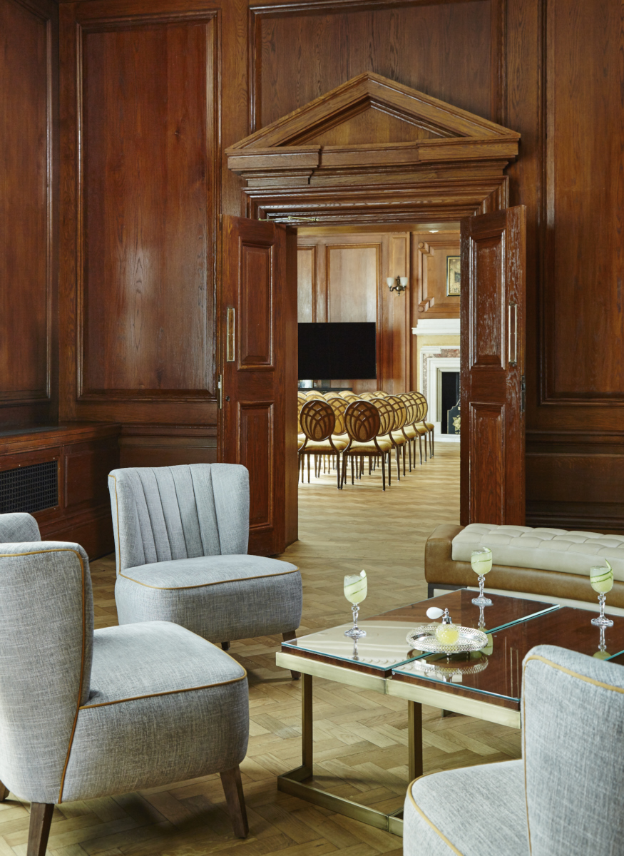 King George & Queen Mary in elegant meeting space, perfect for corporate events. - Banner
