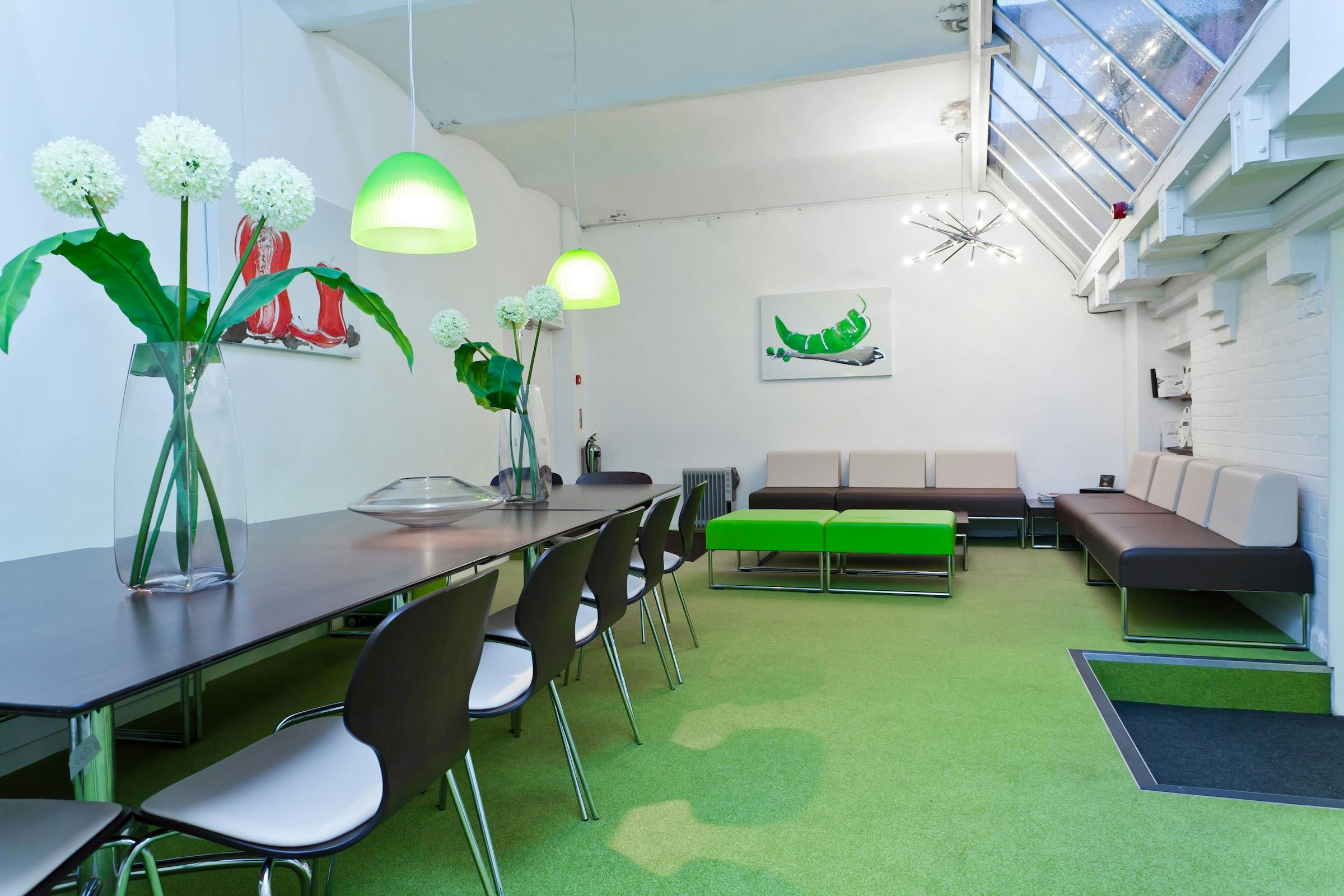 Modern meeting room with natural light, ideal for workshops and brainstorming sessions.