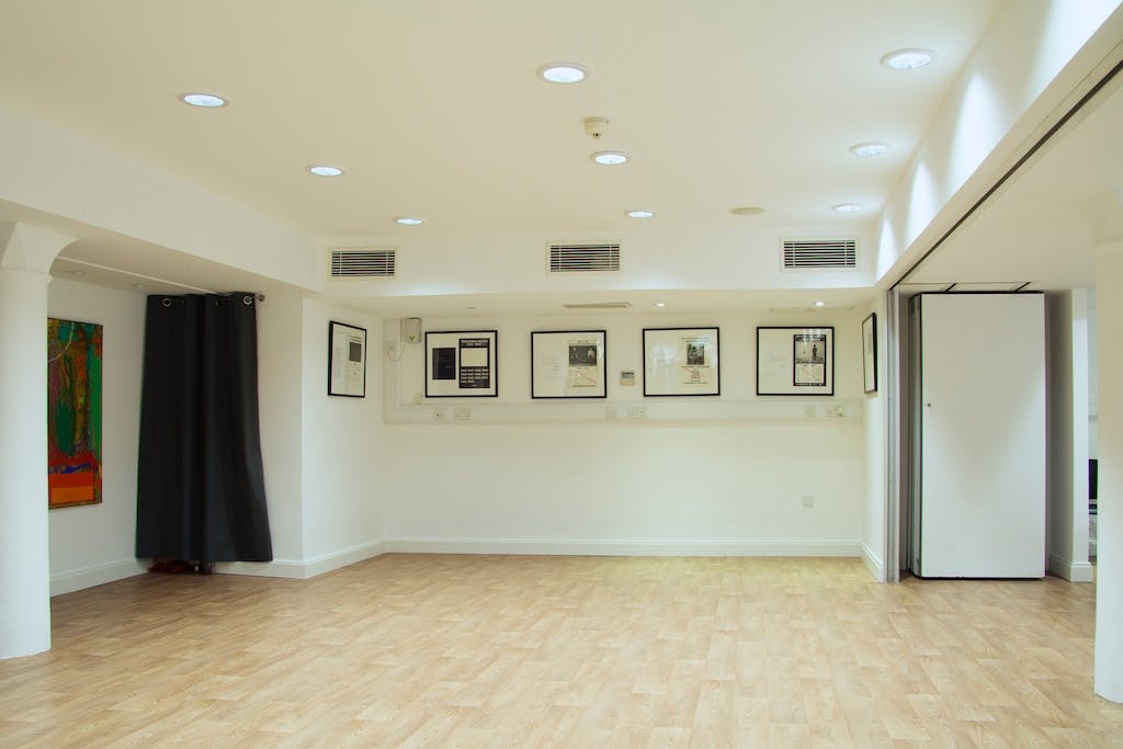 Versatile event space with natural light, ideal for meetings and workshops.