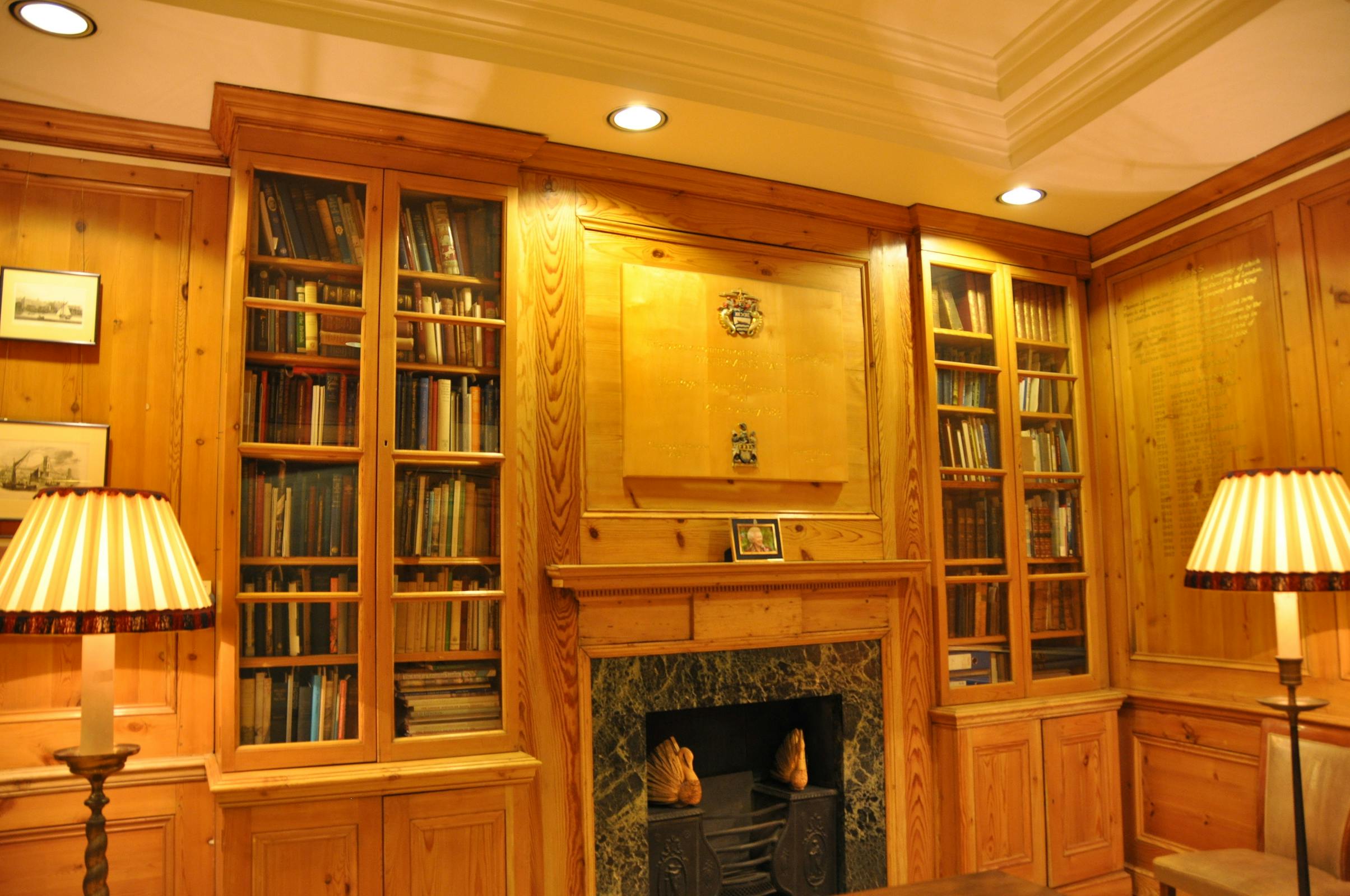 Cozy library with wooden shelves, ideal for intimate meetings and gatherings.