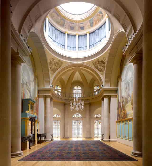 Great Hall at One Moorgate Place with elegant chandelier, ideal for upscale events.