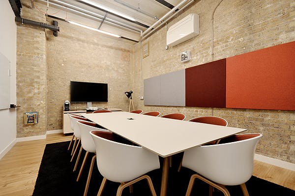 Modern meeting room at Equinox, featuring ergonomic chairs and sound-absorbing panels.