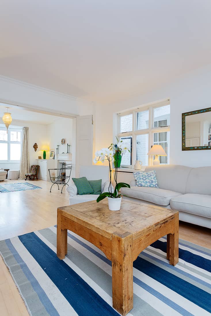 Bright meeting space in contemporary family house, ideal for gatherings and brainstorming.