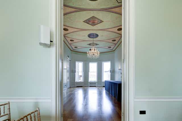Elegant meeting space with chandelier, ideal for workshops and upscale events.