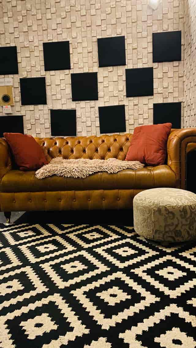 Stylish lounge with leather sofa, ideal for networking events and breakout sessions.