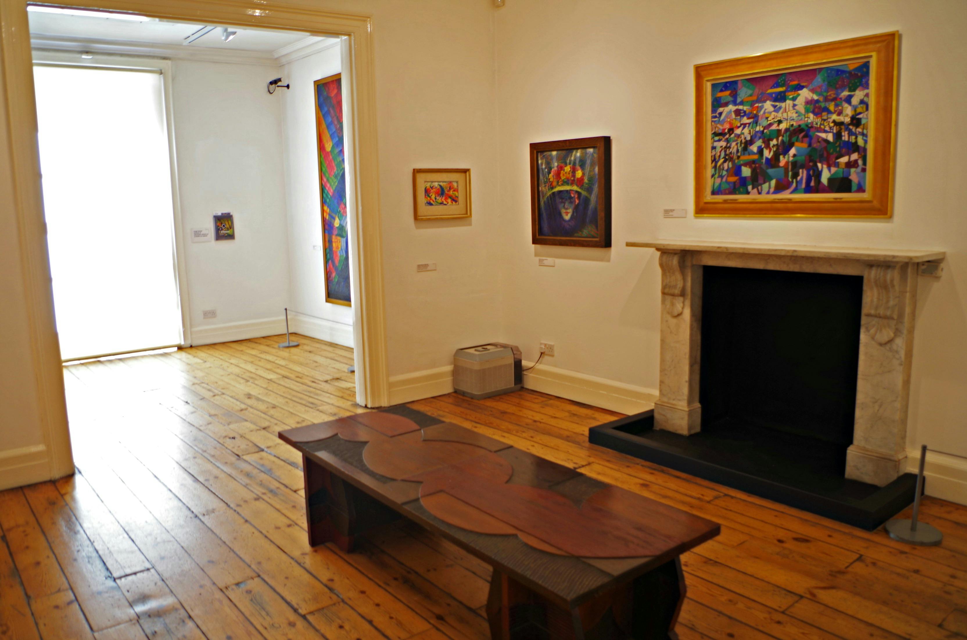 Cozy gallery with vibrant art, ideal for intimate gatherings and exhibitions.