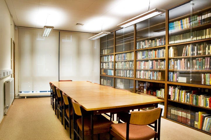 Liverpool Quaker Meeting House library with wooden table, ideal for workshops and meetings.