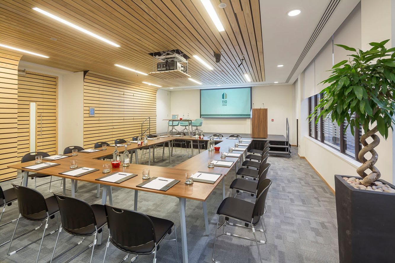 Modern meeting room with flexible table, ideal for corporate workshops and presentations.