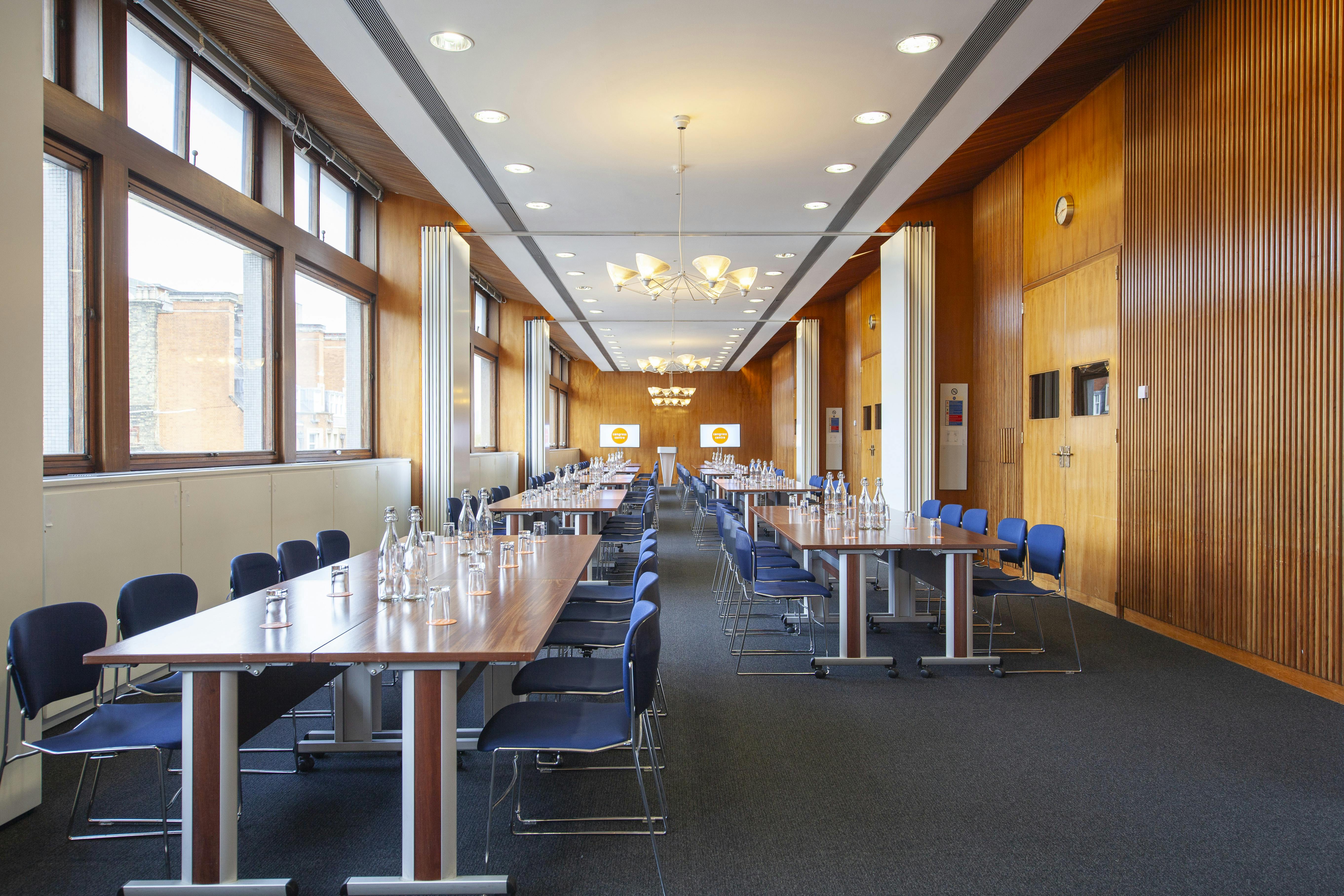 Modern U-shaped meeting room with natural light for corporate workshops.