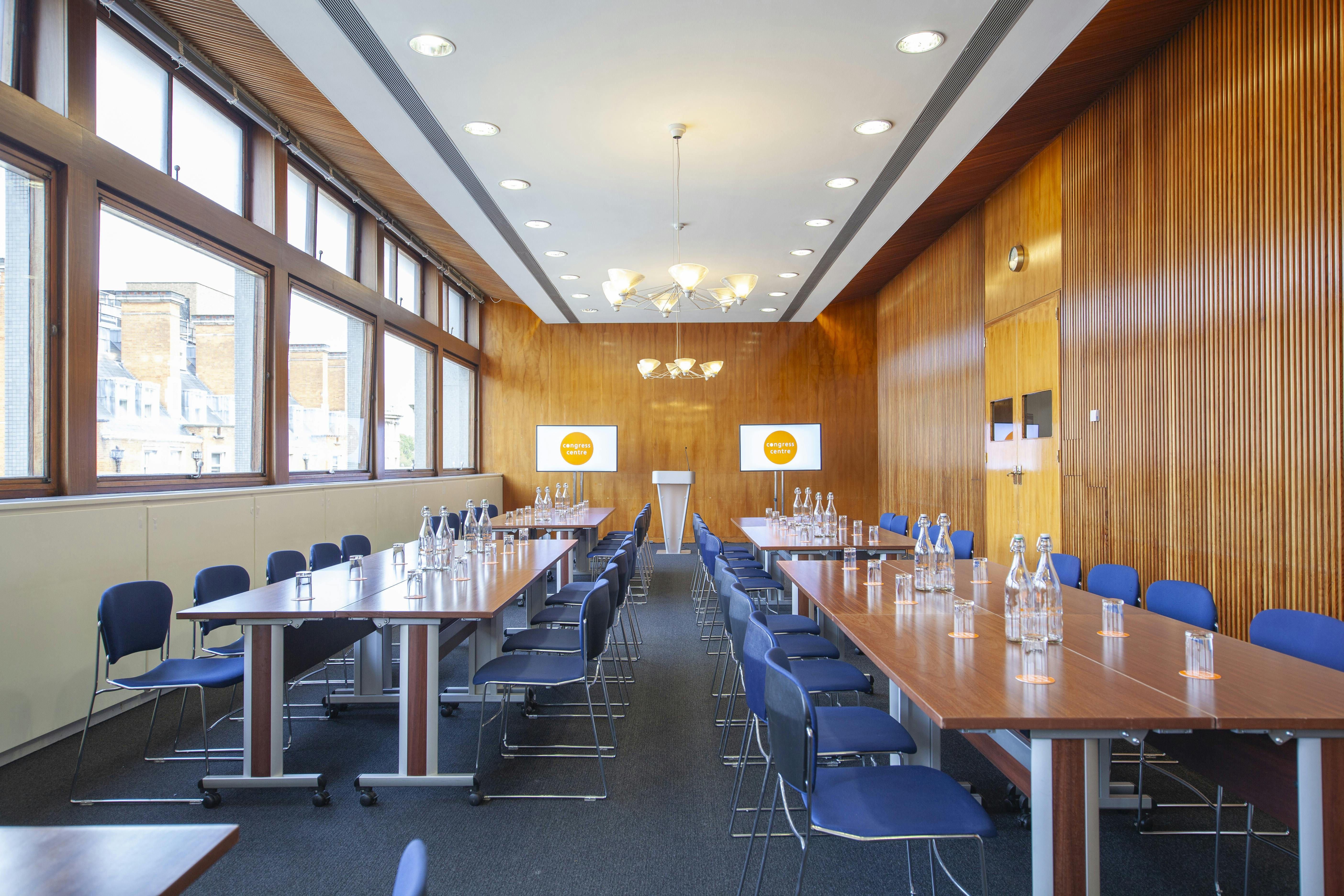 U-shaped meeting room with natural light for professional gatherings at Congress Centre.