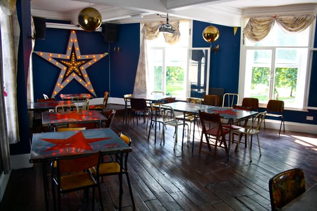 Star by Hackney Downs
