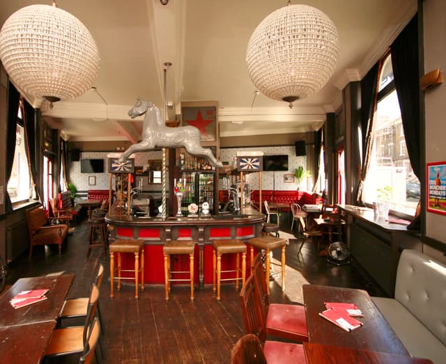 Star by Hackney Downs