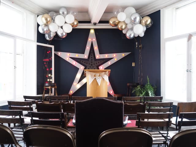 Star by Hackney Downs