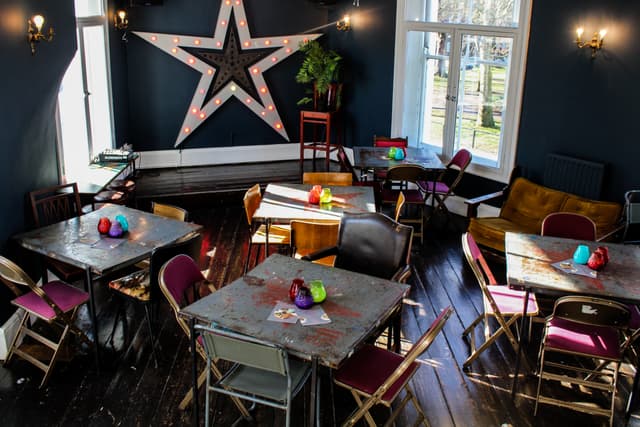 Star by Hackney Downs