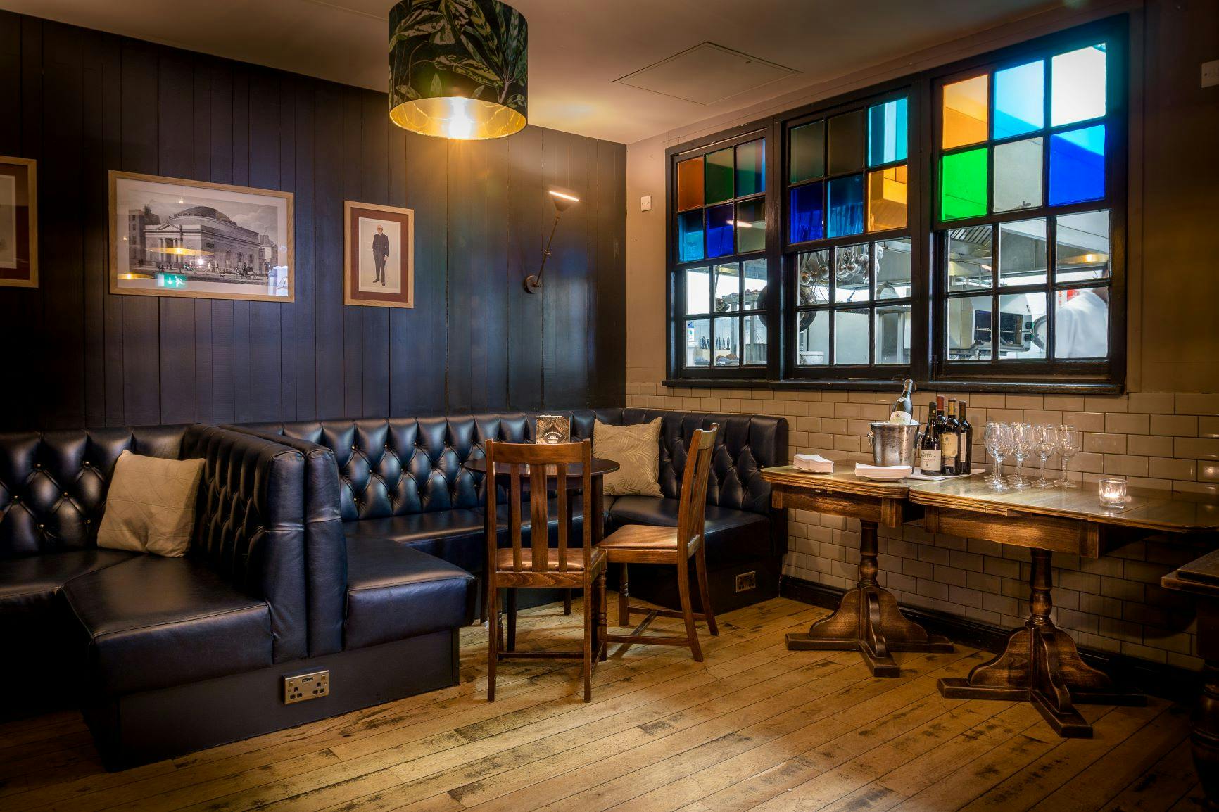 Cozy library meeting space with leather banquette, ideal for creative gatherings.