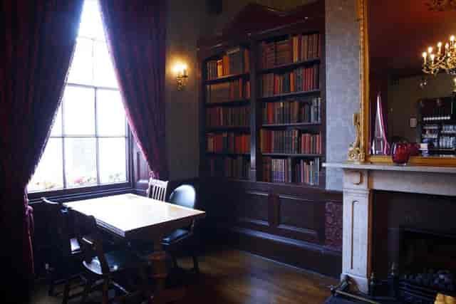 Cozy dining room with wooden table, ideal for intimate gatherings and events.