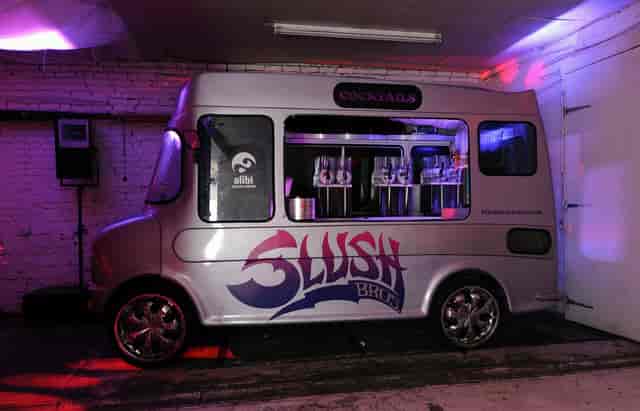 Stylish slush bar on wheels for parties and festivals, featuring vibrant branding.