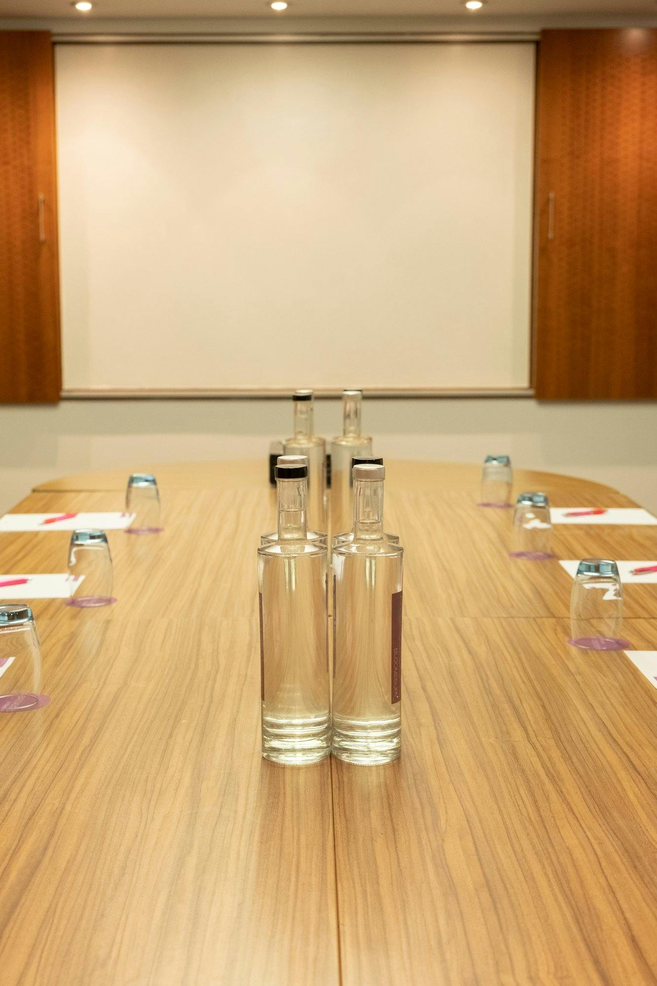 Innovate Suite meeting room with polished table, ideal for professional gatherings.