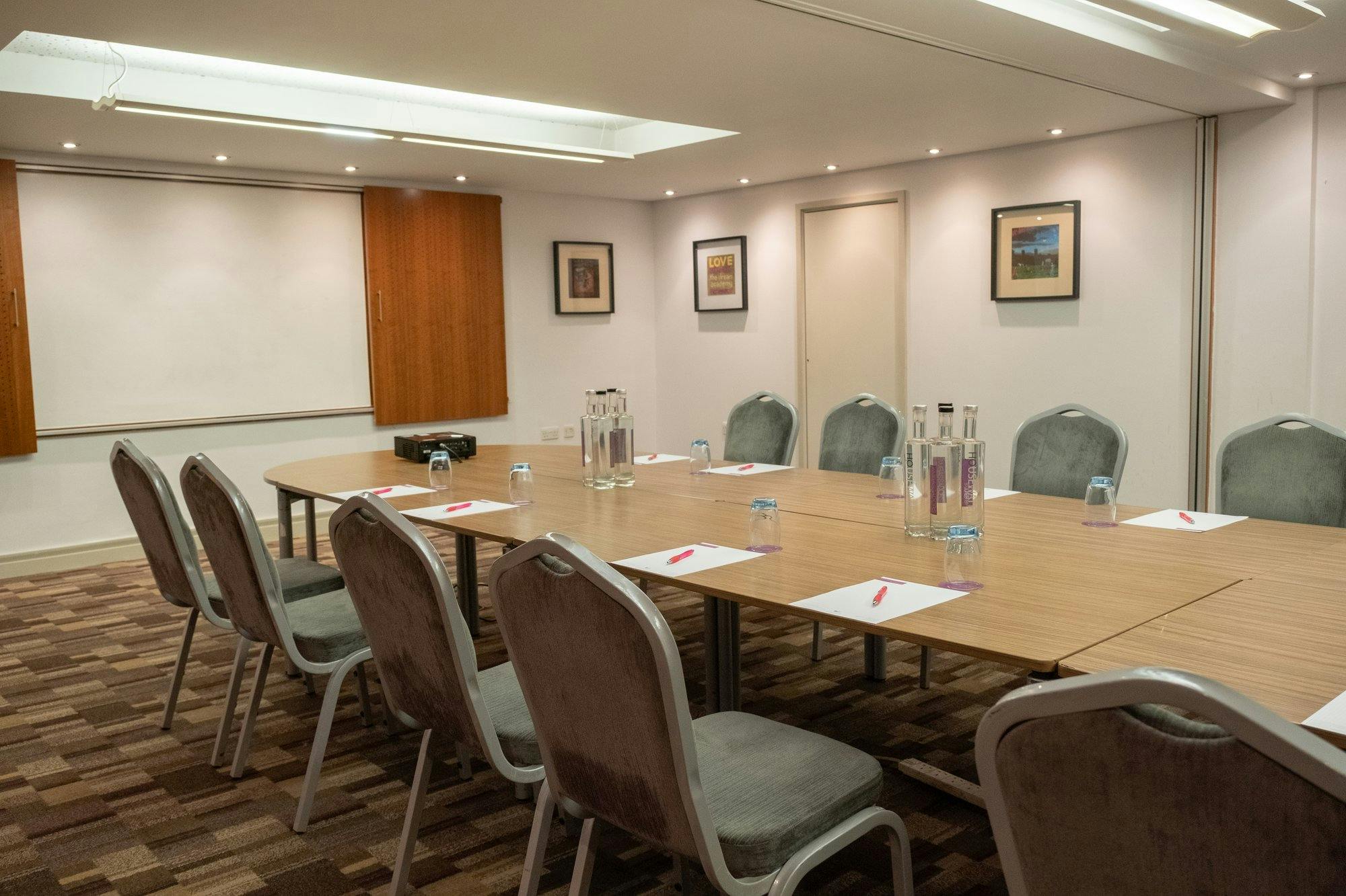 Innovate Suite meeting room with large table, ideal for workshops and strategic planning.