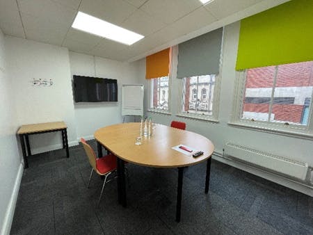 Bright meeting room in Birmingham with round table, ideal for presentations and brainstorming.