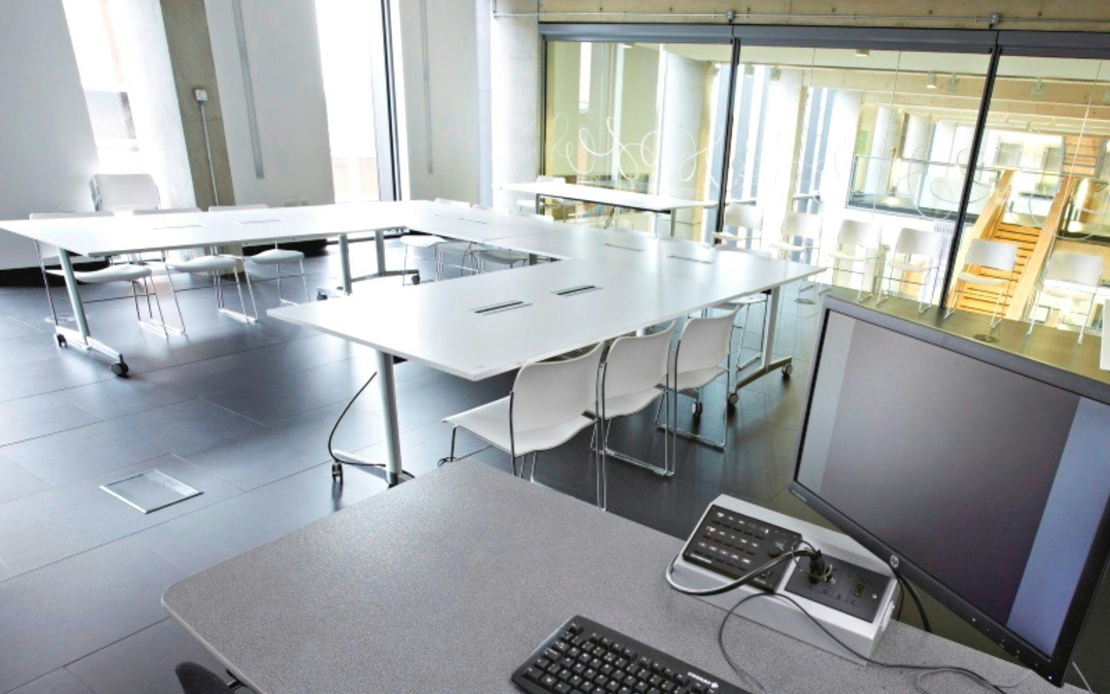 Modern meeting space in Benzie Building with flexible layout, ideal for workshops and presentations.