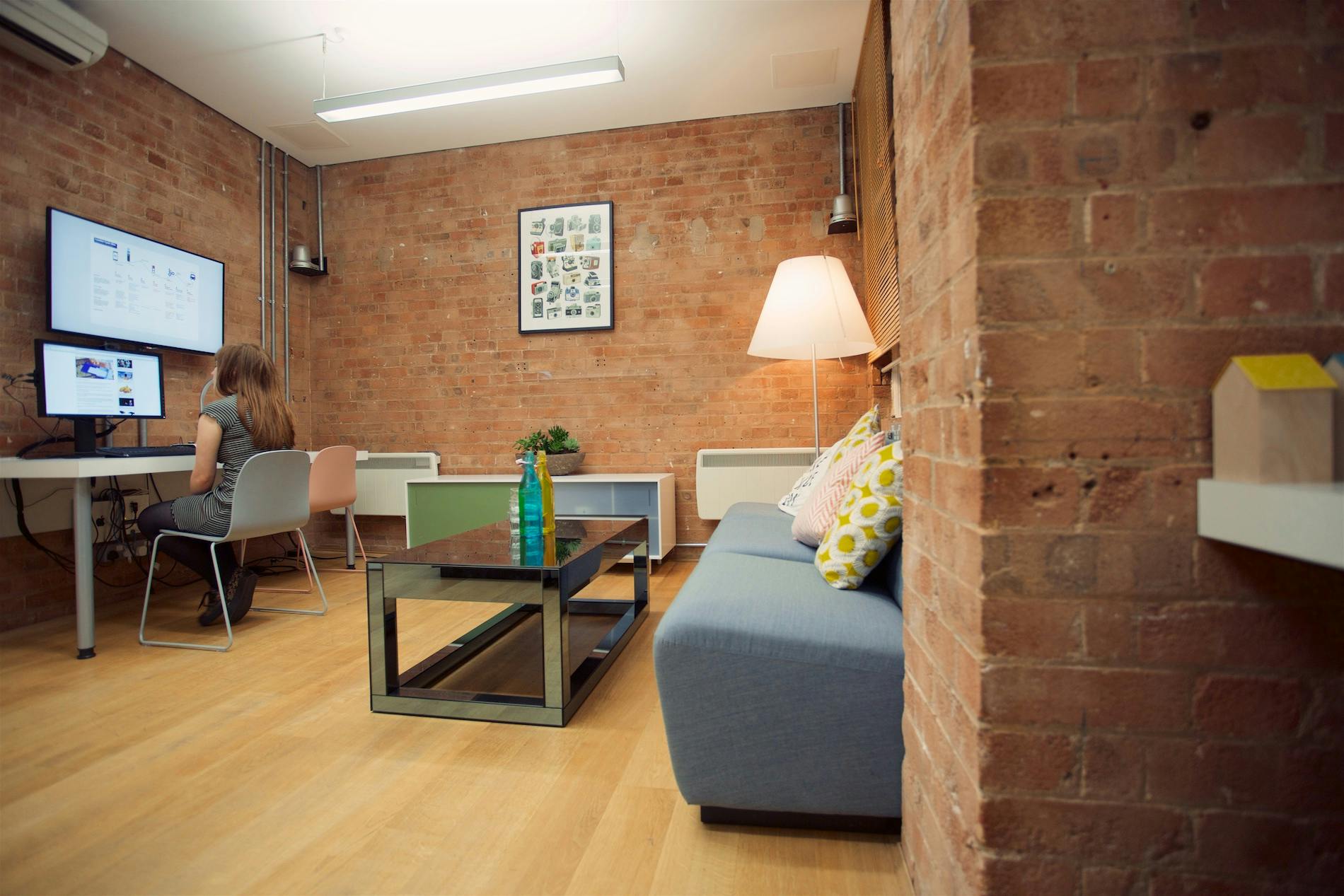 Modern workspace with exposed brick, ideal for meetings and brainstorming sessions.