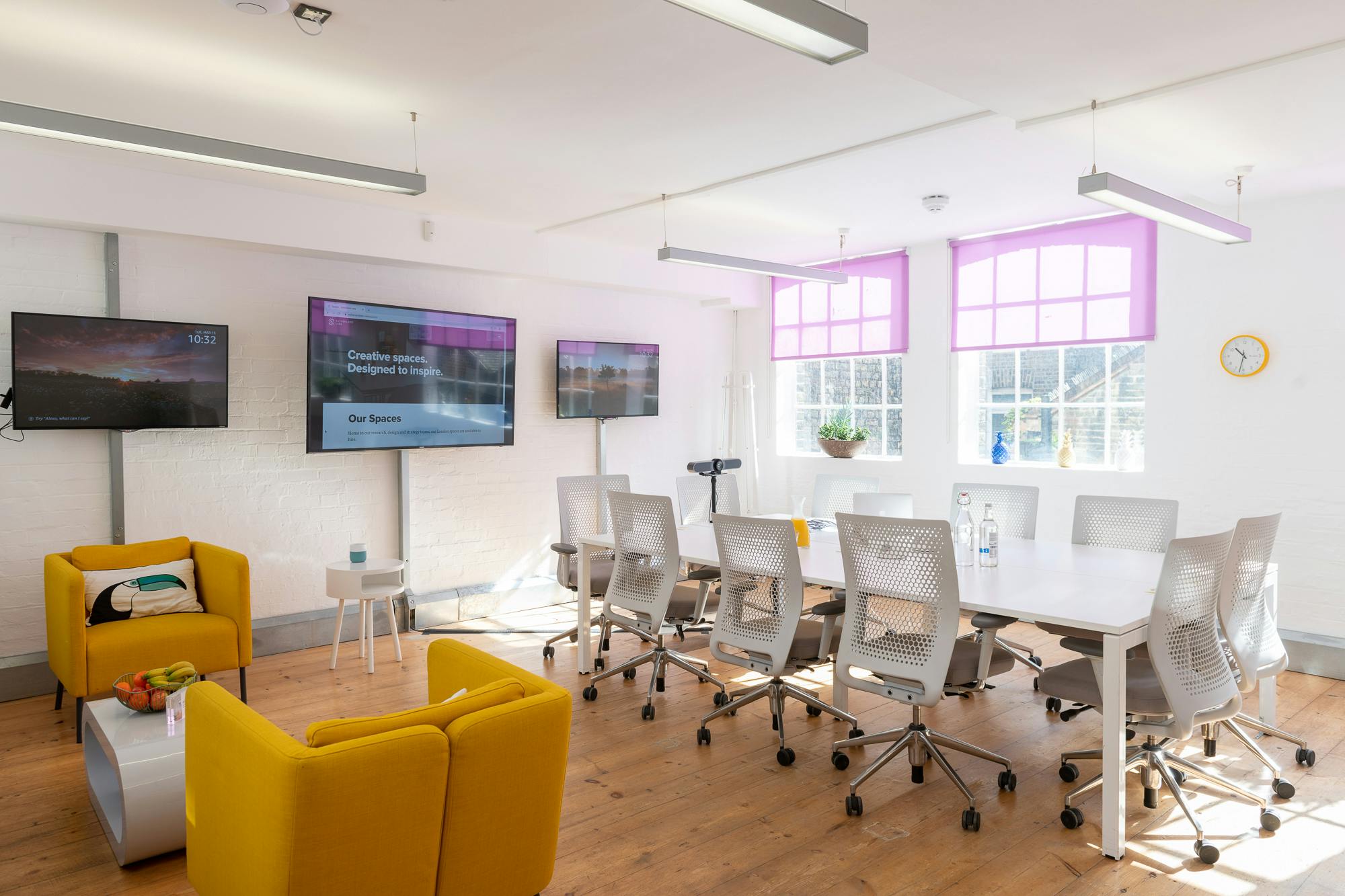 Modern meeting room with bright decor, ideal for collaborative brainstorming sessions.