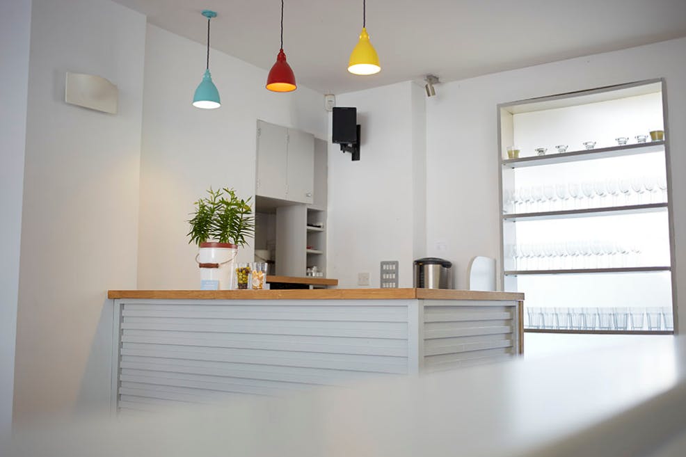 Modern minimalist kitchen in Pop-Up Venue, Maida Hill Place for events and catering.