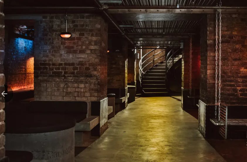 Sunken Bar in Fabric: industrial venue with exposed brick for unique events and gatherings.