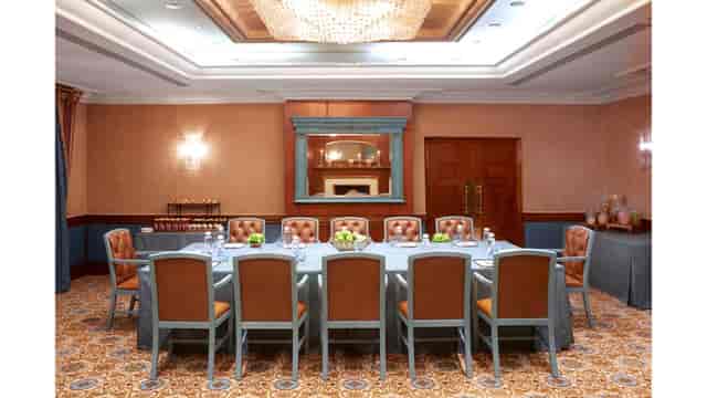 Elegant Rembrandt Suite meeting room with chandelier, perfect for executive gatherings.