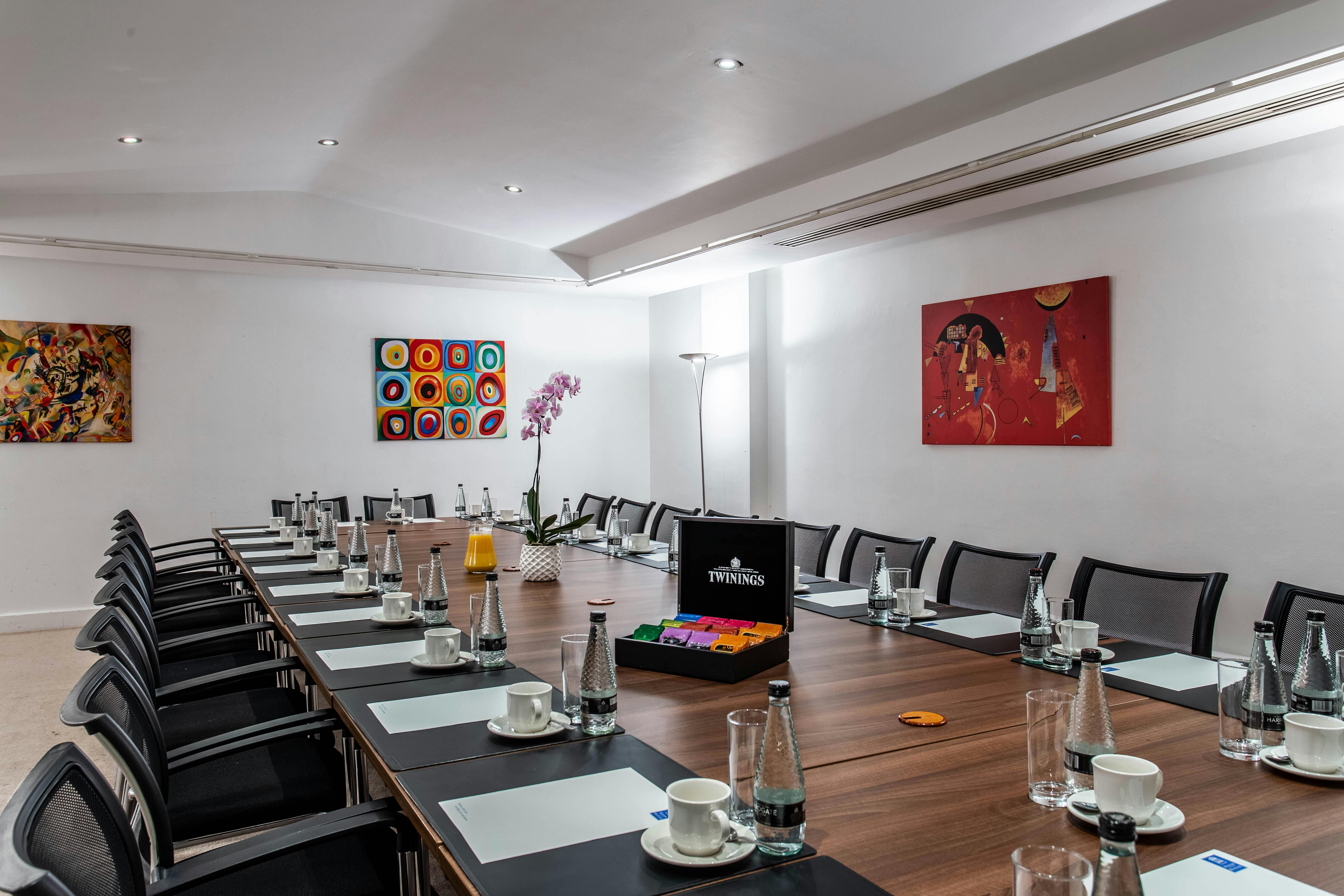 Gallery Room in Adam House: professional meeting space with natural light, ideal for events.