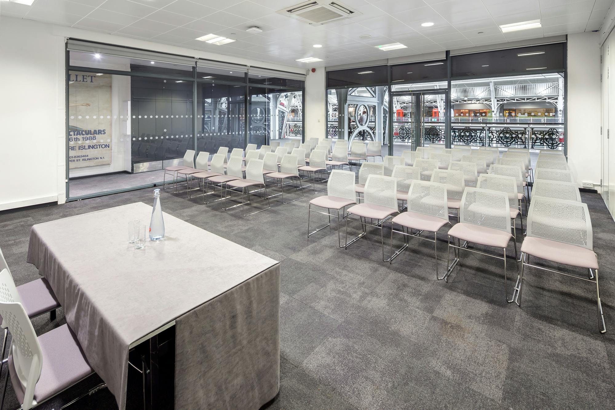 Modern meeting room with natural light, ideal for corporate events and workshops.